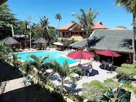 Una piscina al aire libre, tumbonas