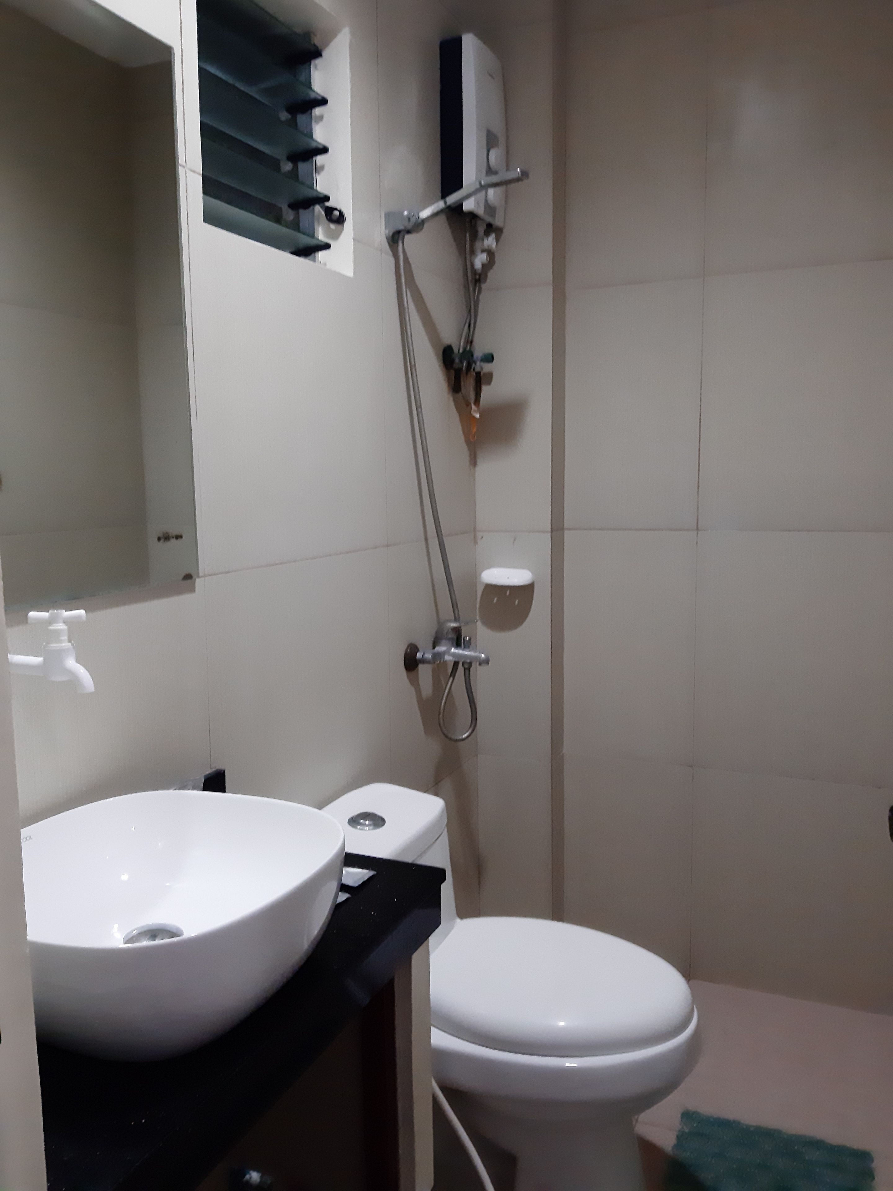 standard twin fan | bathroom | shower, free toiletries, towels