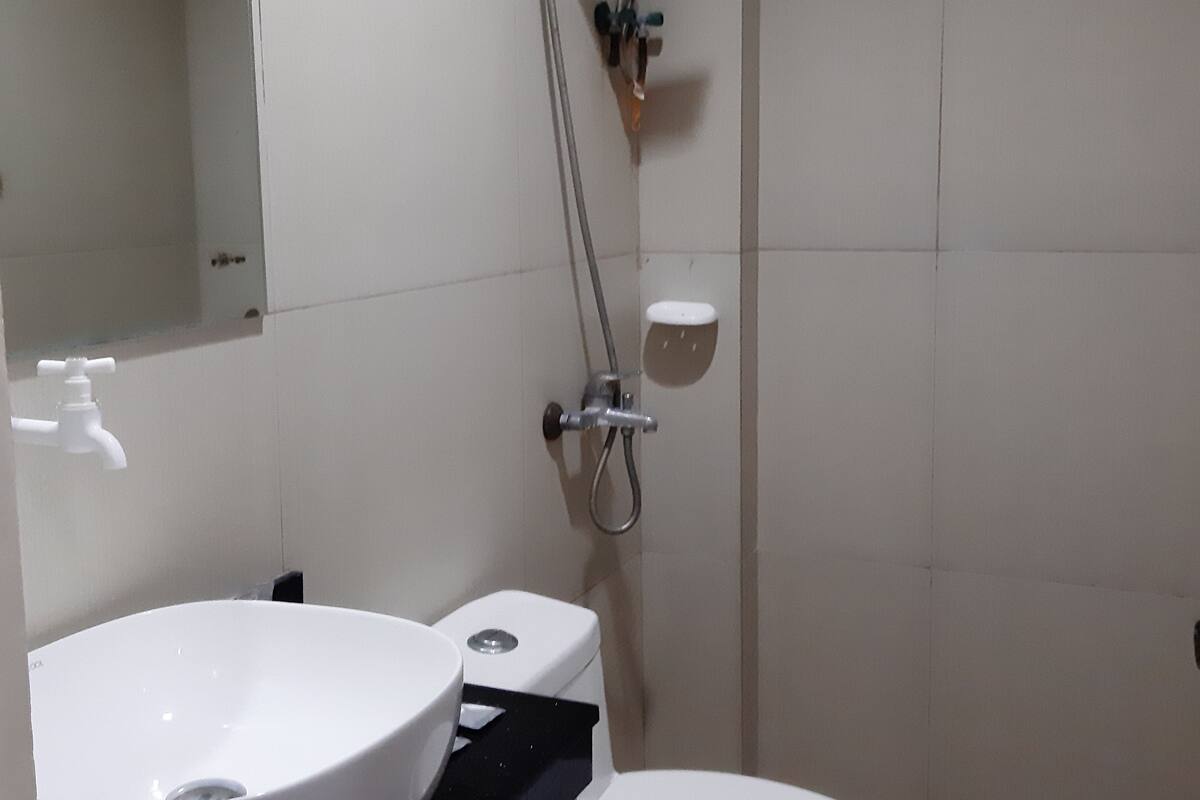 standard twin fan | bathroom | shower, free toiletries, towels