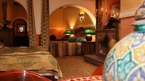 Suite (Arabian Nights) | Decoración personalizada y tabla de planchar con plancha 