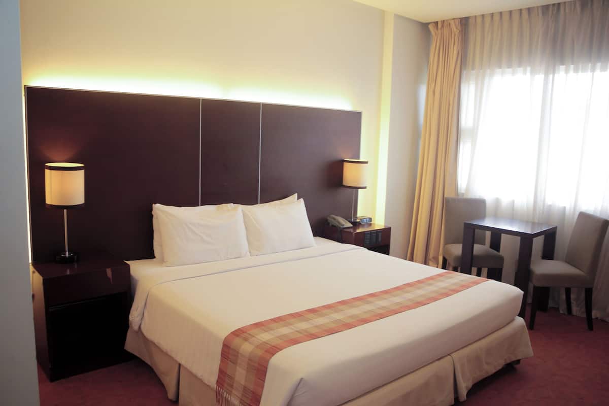 Junior Suite | 1 bedroom, in-room safe, desk, free WiFi
