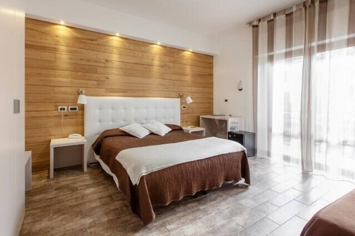 Room | In-room safe, desk, free WiFi
