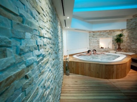 Bañera de hidromasaje interior