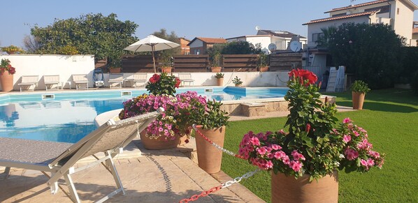 Alberca al aire libre por temporada y sombrillas en la alberca 