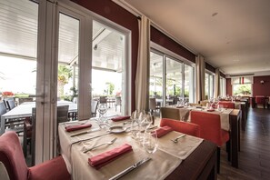 Breakfast, lunch and dinner served  - Hôtel et Résidence La Réserve (Saint-Jean-de-Luz)