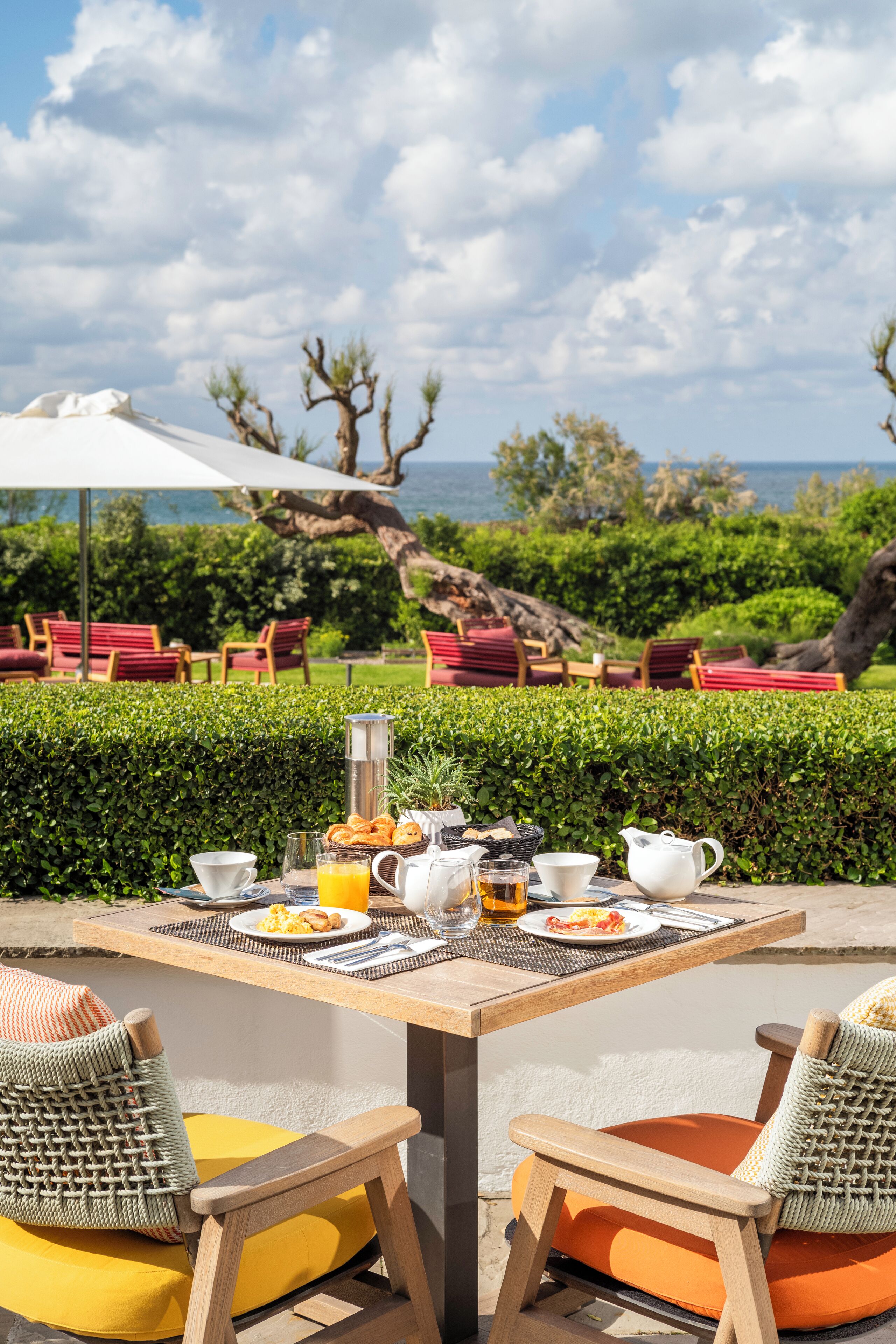 Desayuno buffet diario (EUR 23 por persona)