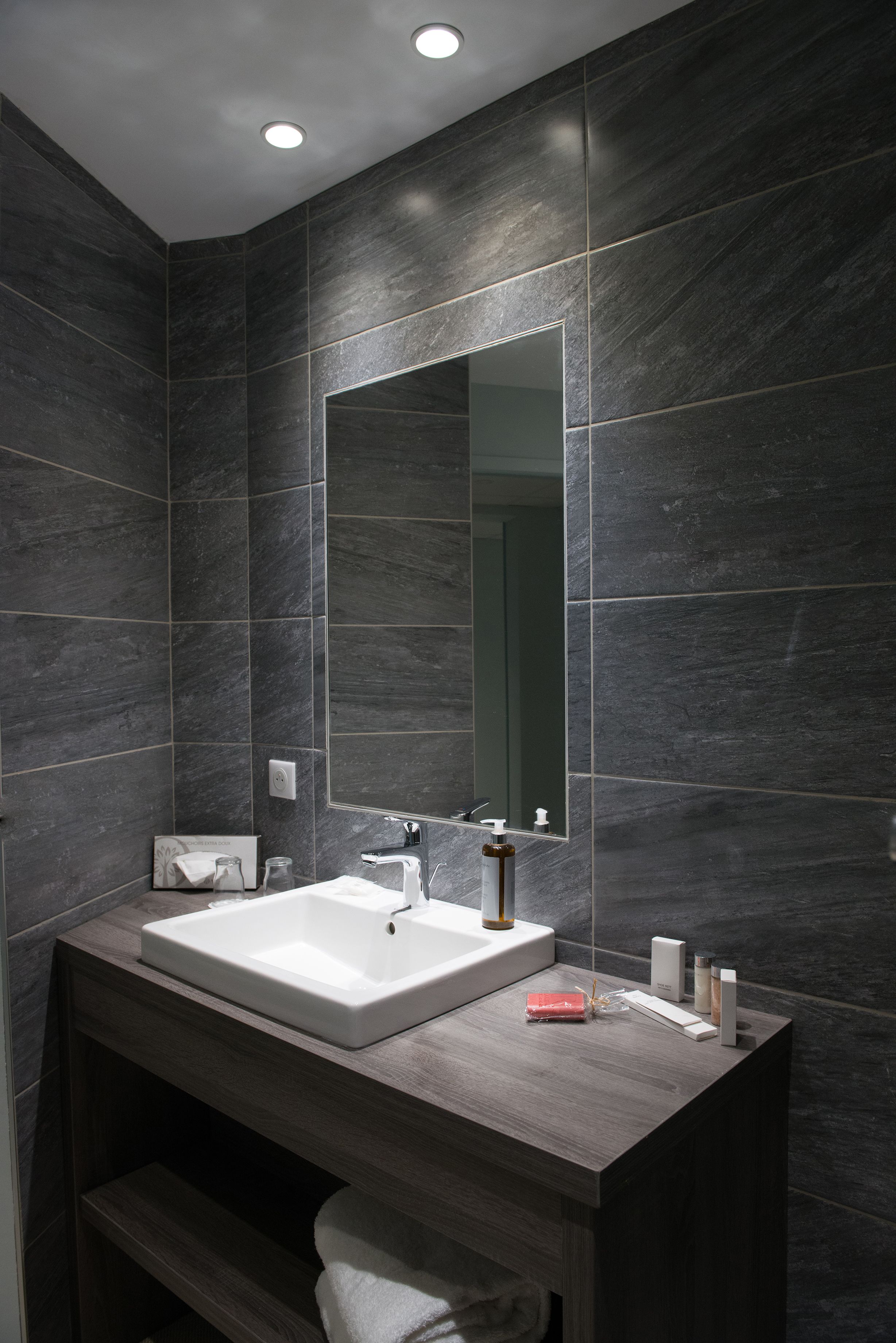 combined shower/bathtub, rainfall showerhead, bathrobes, towels