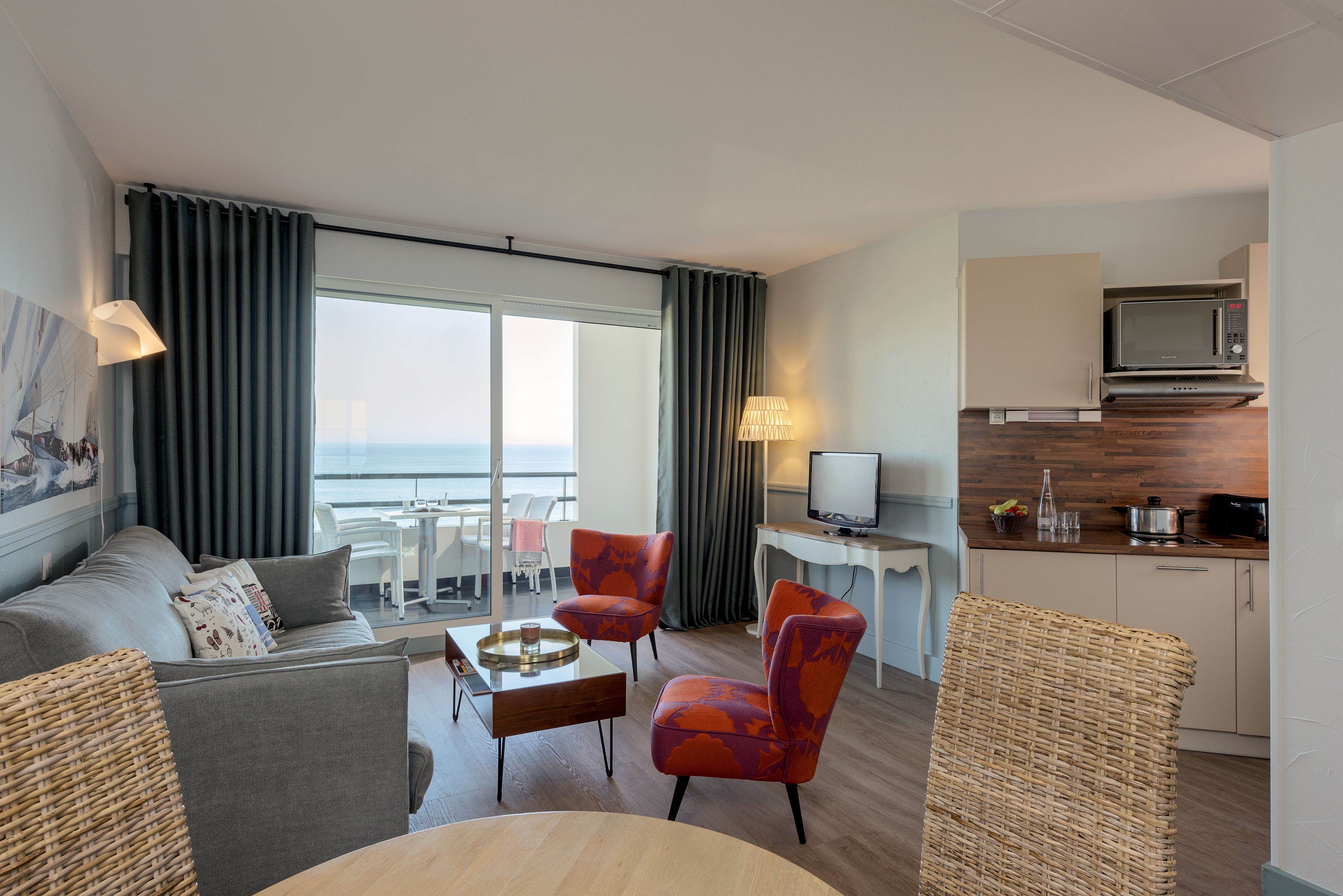 comfort apartment (for 4 people) | living room | 22-inch flat-screen tv with digital channels, tv