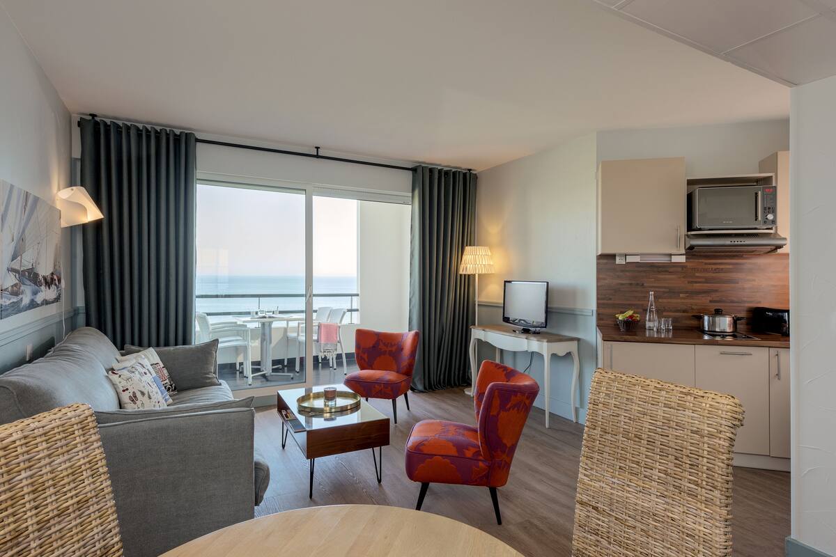 comfort apartment (for 4 people) | living room | 22-inch flat-screen tv with digital channels, tv