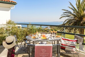 Suite, gedeeltelijk uitzicht op zee | Terras