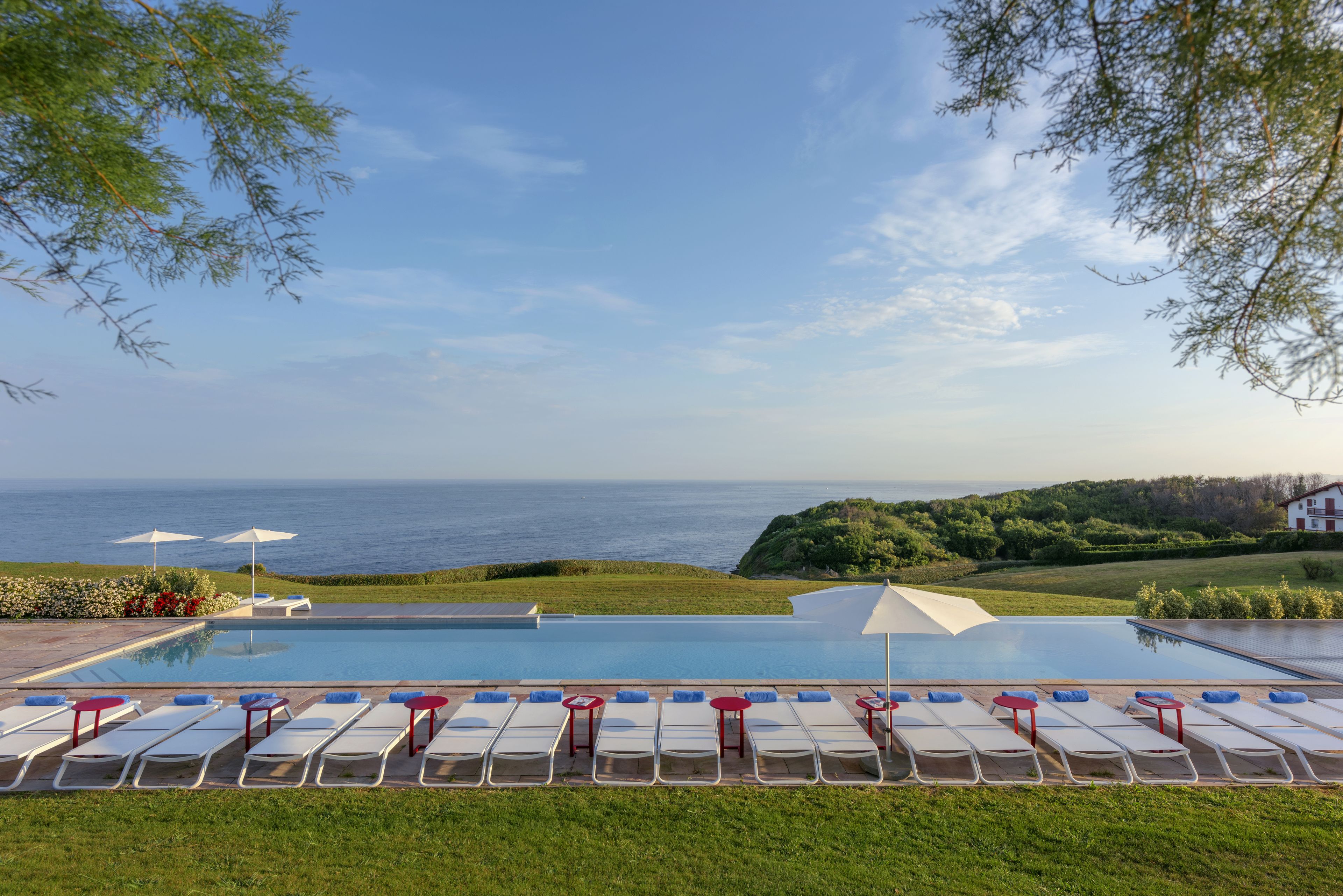 Außenpool (je nach Saison geöffnet), Sonnenschirme, Liegestühle