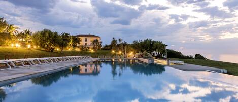 Een seizoensgebonden buitenzwembad en parasols bij het zwembad
