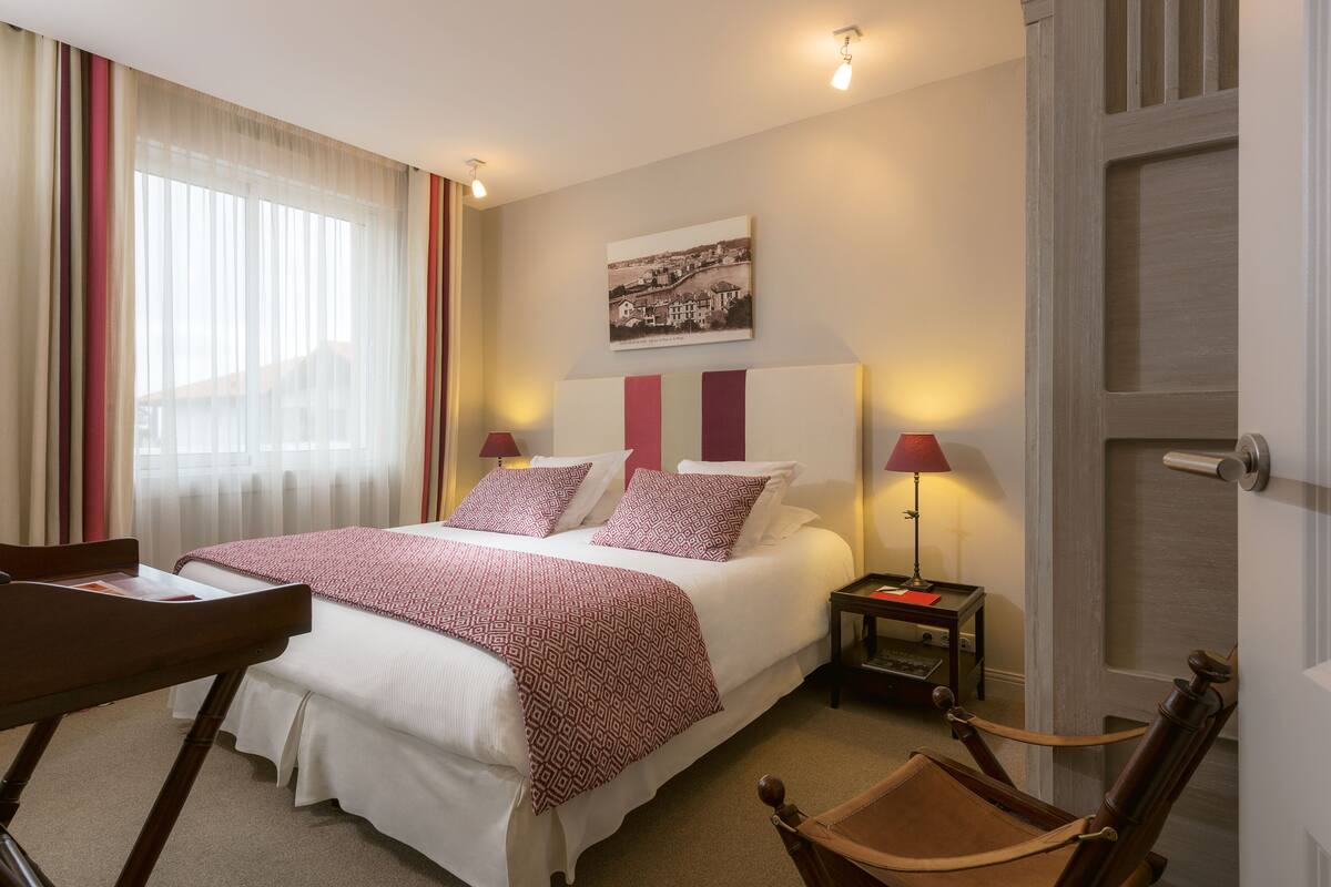 Habitación estándar doble | Caja fuerte, escritorio, wifi gratis y ropa de cama