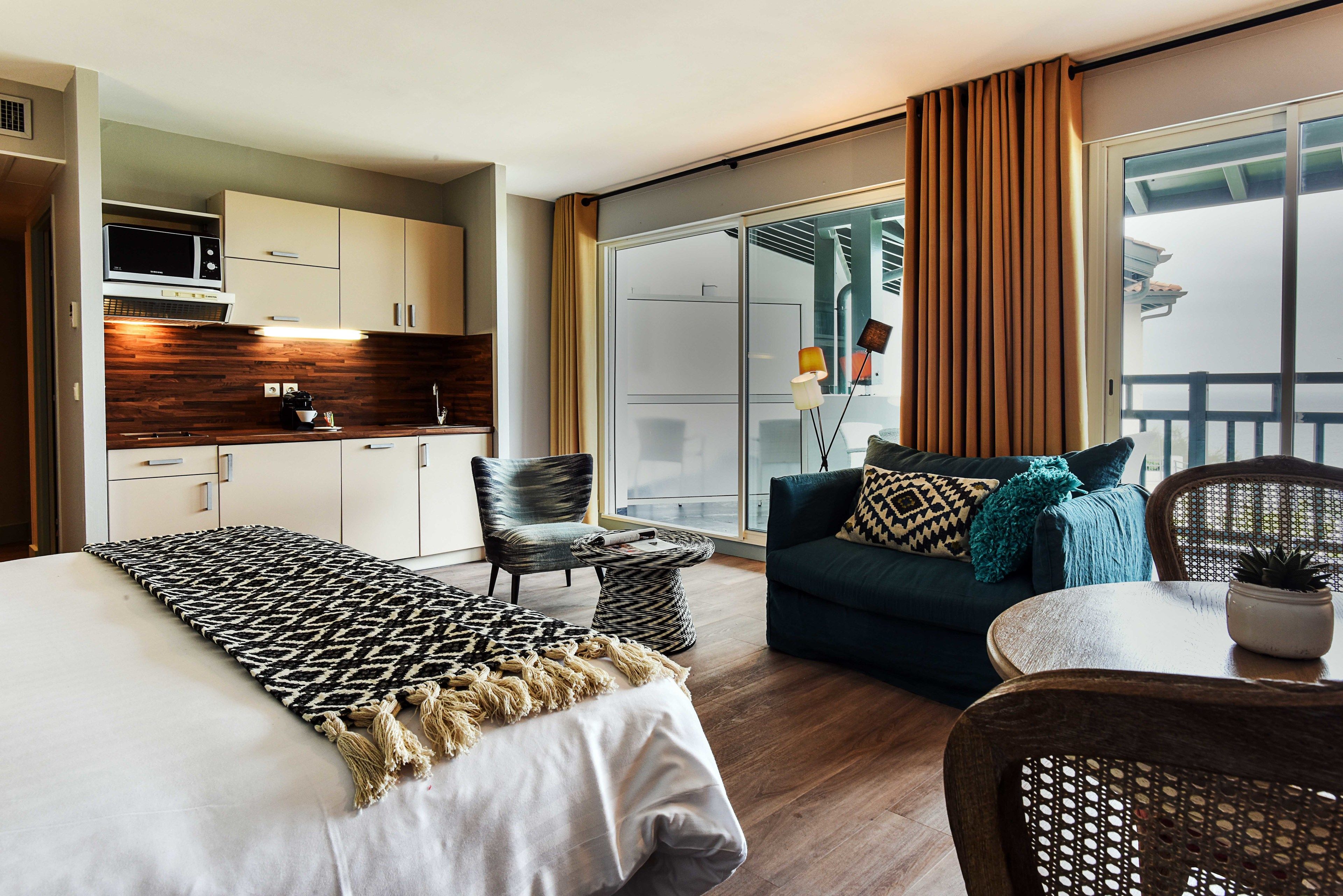 family studio (for 3 people) | living room | 22-inch flat-screen tv with digital channels, tv