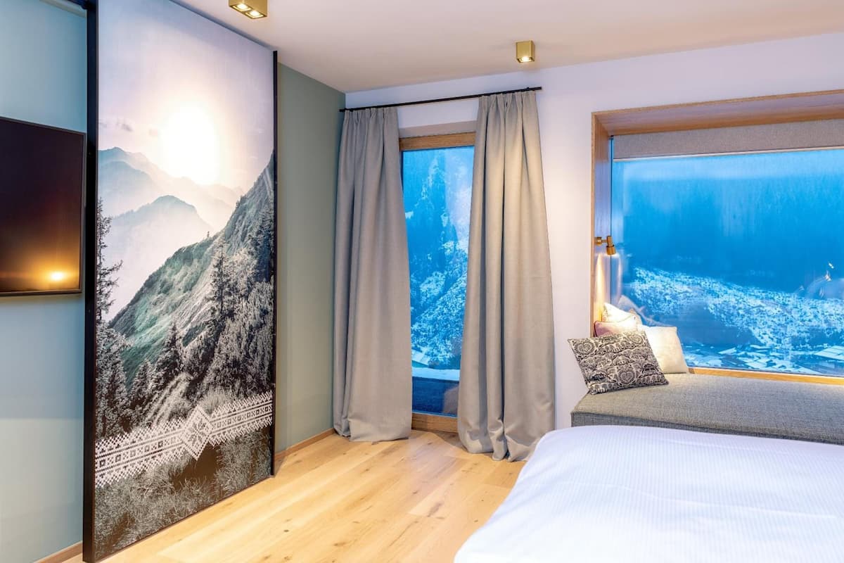 hypo-allergenic bedding, in-room safe, individually decorated