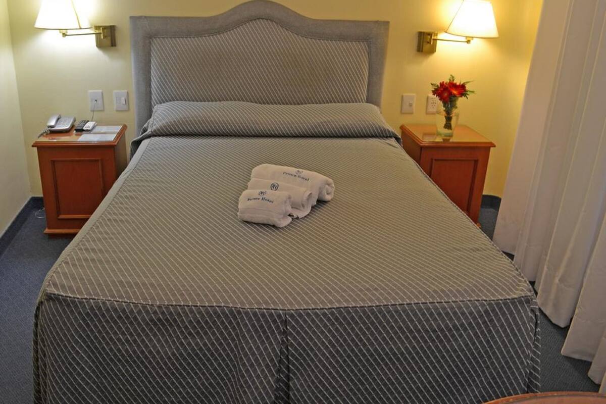 Colchones con pillow-top y caja de seguridad en la habitación 