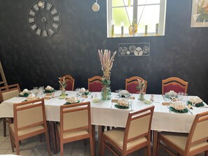 Breakfast, lunch, dinner served; French cuisine 