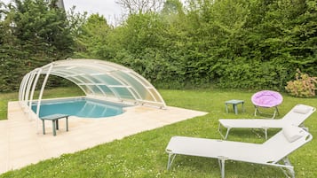 Seasonal outdoor pool, pool umbrellas, sun loungers