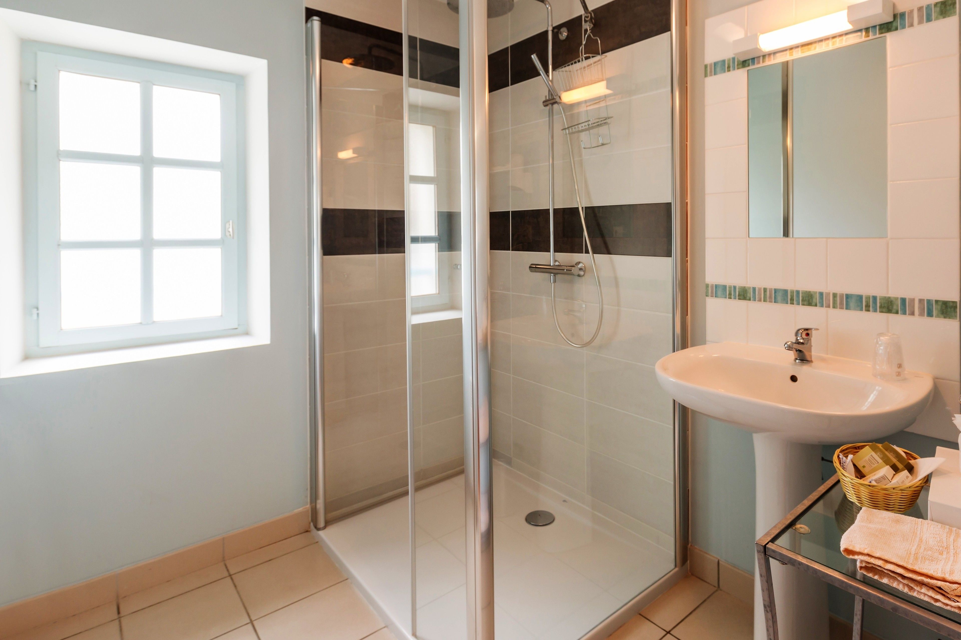 Habitación con 2 camas individuales | Ropa de cama de alta calidad, colchones viscoelásticos, minibar