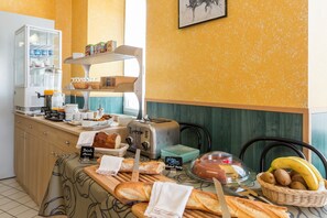 Habitación triple superior | Servicio de comidas en la habitación