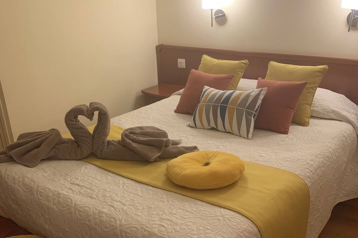 Literie de qualité supérieure, matelas mémoire de forme, minibar