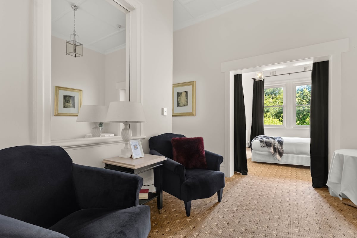 Deluxe Suite, Bathtub | Living area