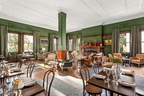 Lounge - The Robertson Hotel (Robertson)