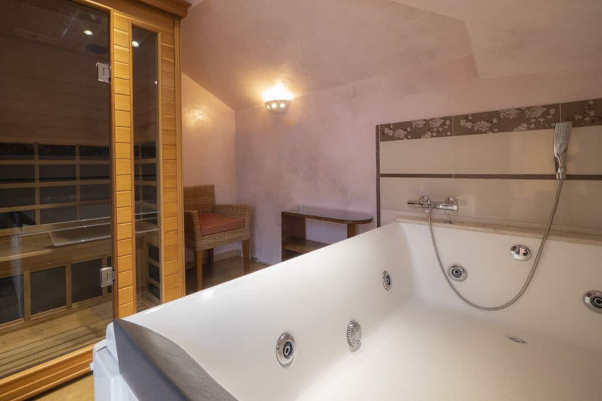 Rainfall showerhead, free toiletries, hair dryer, bidet
