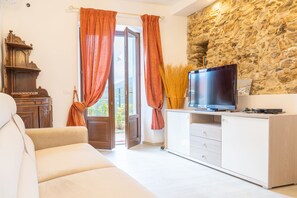 Panorama appartement | Woonruimte | Een 25-inch flatscreentelevisie met digitale zenders