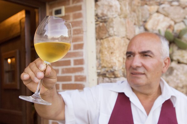 Una persona sosteniendo una copa de vino.