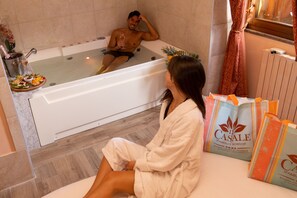 Habitación junior, hidromasaje | Ropa de cama de alta calidad y artículos del minibar gratis 