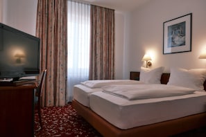 Chambre Double ou avec lits jumeaux | Minibar, bureau, rideaux occultants, lits pliants/supplémentaires