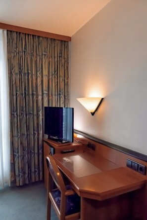 Standard enkelrum | Minibar, skrivbord, arbetsyta för laptop och mörkläggningsgardiner