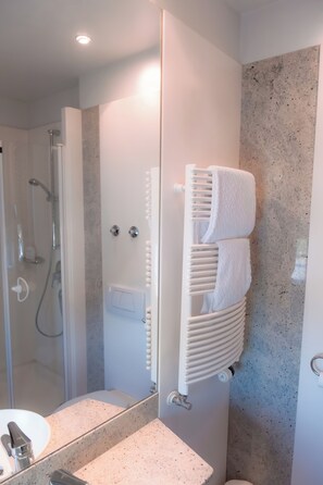 Standard Double or Twin Room | Bathroom | Shower, hair dryer, towels, soap - Hotel Brößler (Stockstadt am Main)