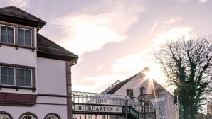 A building with a sign for 'Hotel Restaurant Brohler Bäckerei' and another sign for 'Biergarten'. - Hotel Brößler (Stockstadt am Main)