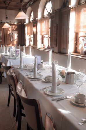 Der serveres morgenmad, frokost og aftensmad