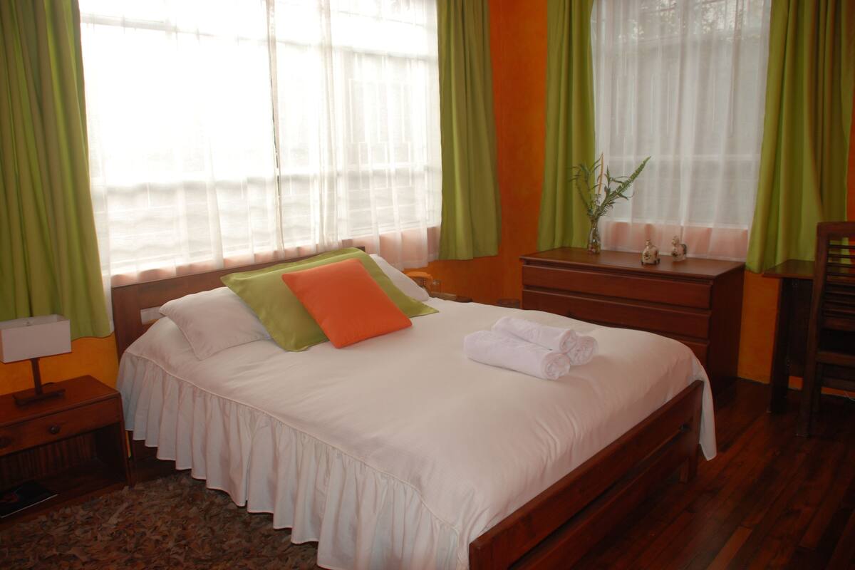 Cubrecamas, colchones con pillow-top, escritorio y wifi gratis 