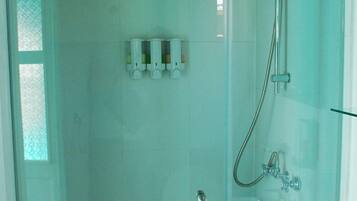 Douche, douche à « effet pluie », articles de toilette gratuits