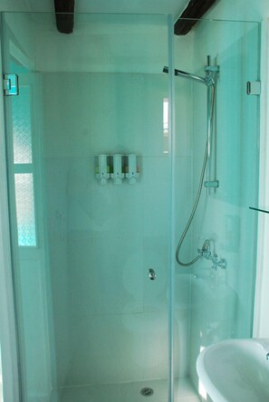 Shower, rainfall showerhead, free toiletries, hair dryer - La Casa Amarilla (Quito)