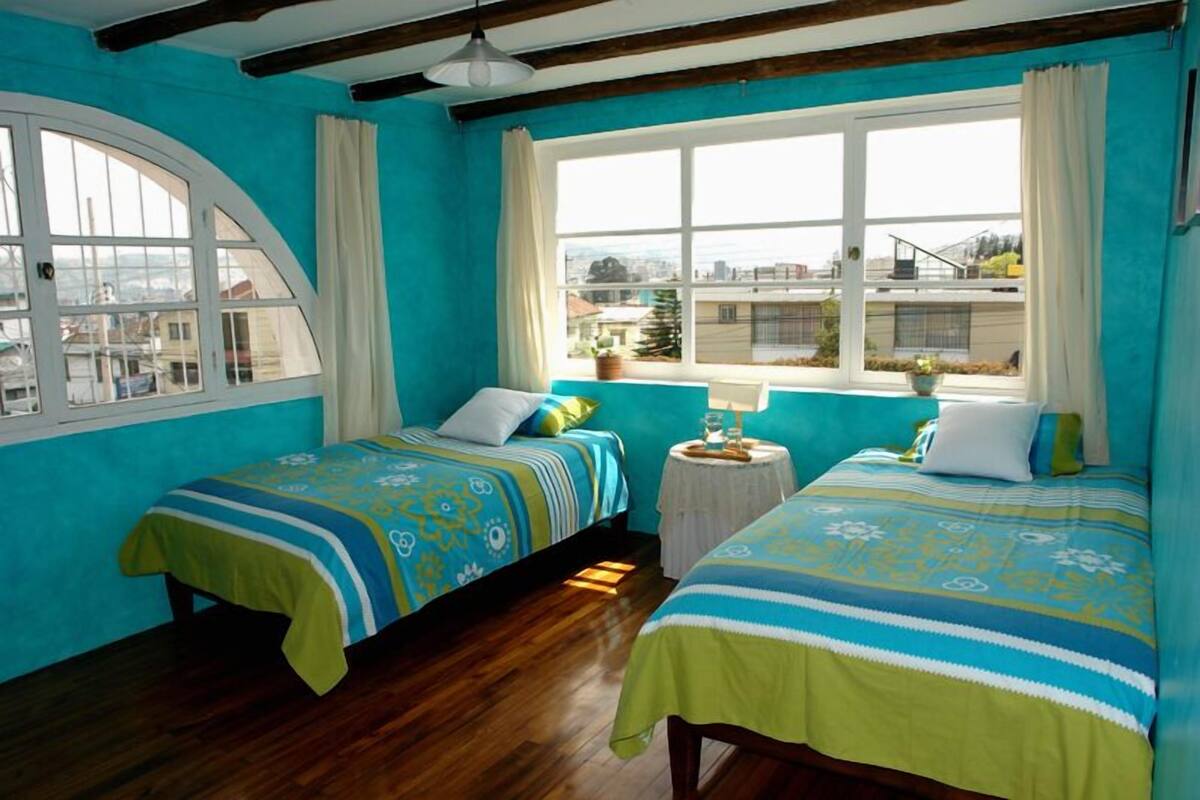 Cubrecamas, colchones con pillow-top, escritorio y wifi gratis 