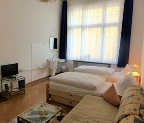 Camera tripla, bagno condiviso | Copriletto in piuma, con arredamento individuale, ferro/asse da stiro