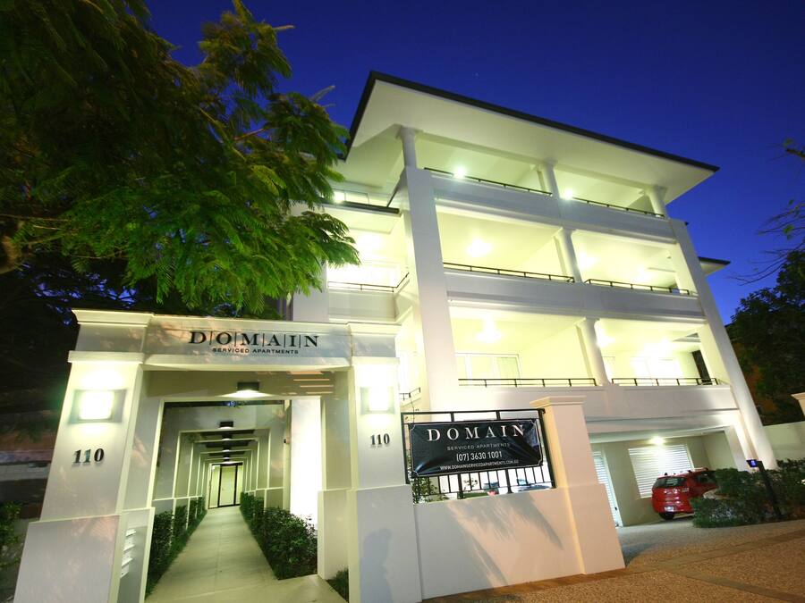 Um edifício de vários andares com uma placa indicando