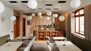 Se ofrece un desayuno bufé (28 RON por persona)