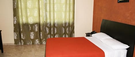 Chambre Double | Rideaux occultants, fer et planche Ă repasser