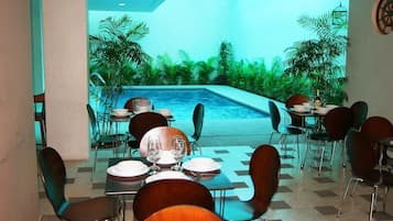 Phục vụ bữa sáng, bữa trưa, bữa tối, nhìn ra hồ bơi