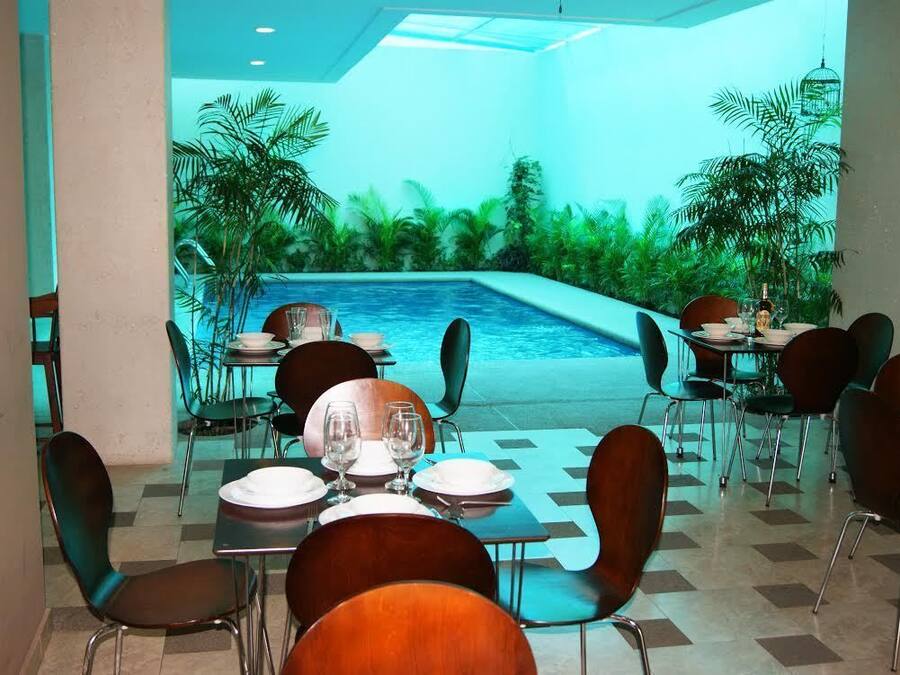 Se sirven desayunos, almuerzos y cenas (con vistas a la piscina)