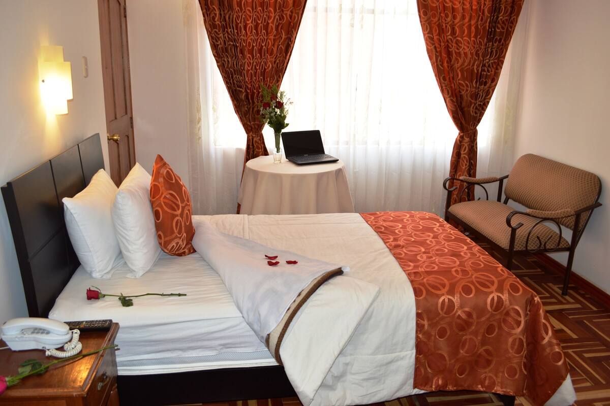 Chambre Simple | Draps italiens Frette, coffres-forts dans les chambres