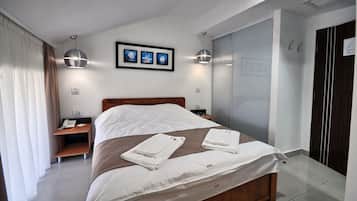 Minibar, Zimmersafe, Schreibtisch, laptopgeeigneter Arbeitsplatz