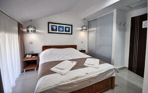 Minibar, caja de seguridad en la habitación y escritorio 