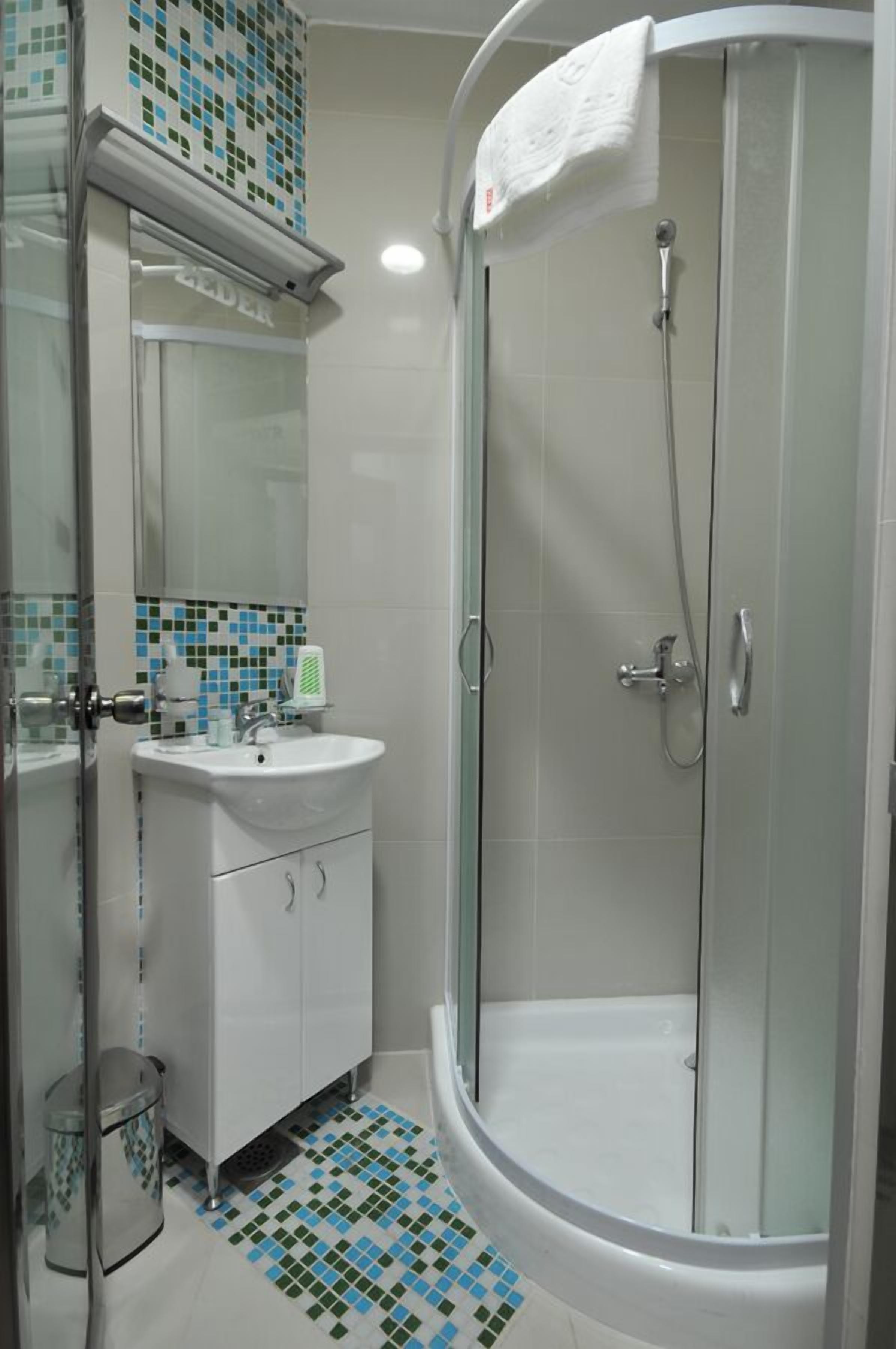 shower, rainfall showerhead, free toiletries, hair dryer